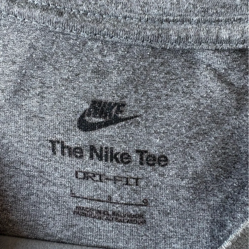 Nike Men’s T Heather Gray Navy Manning Passing Academy Graphic Size Large - Picture 4 of 6